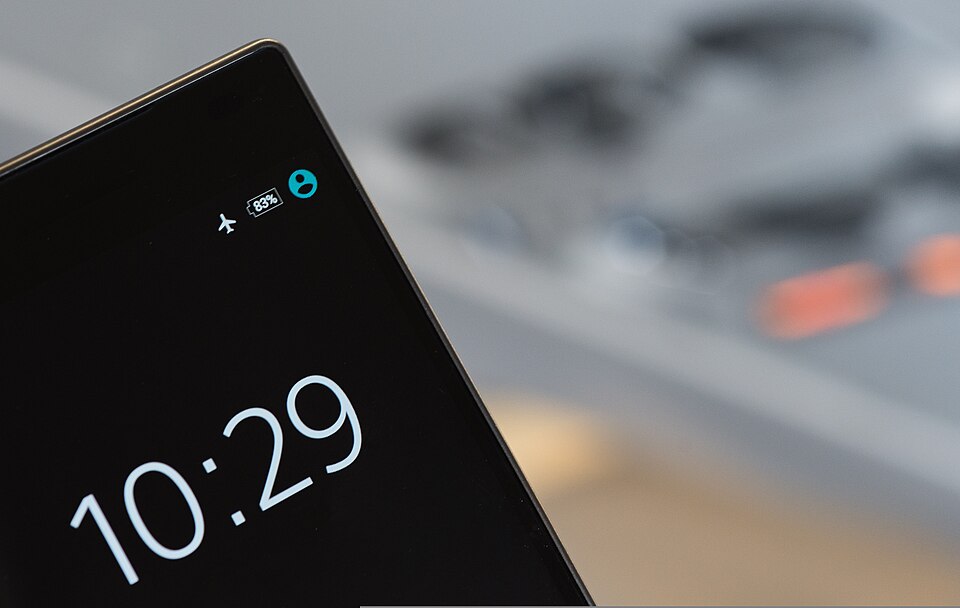 不会英语如何与接送方确认行程？双语信息模板｜Smartphone display screen