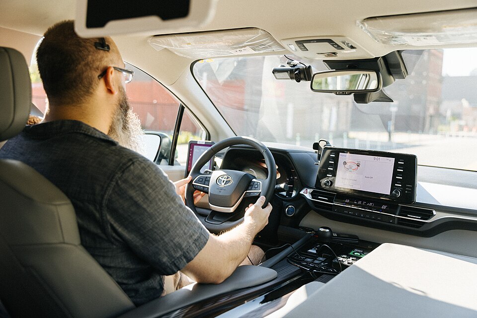 一家五口带六个行李箱在纽约用车，怎样确认车辆装得下？｜Interior of a May Mobility Toyota Sienna