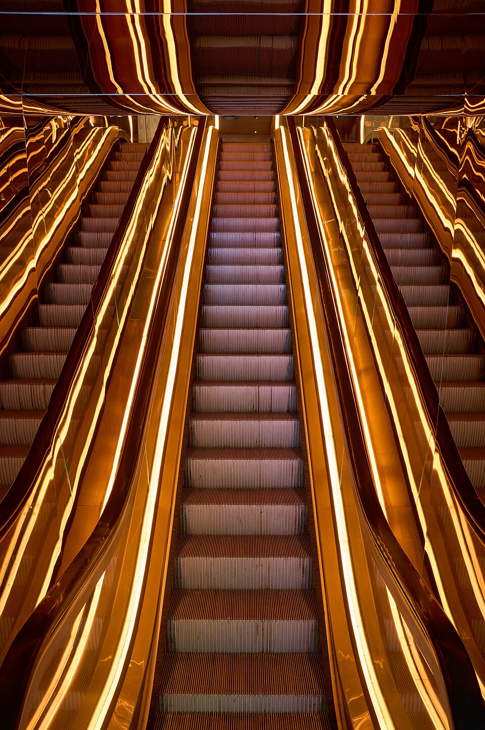 美东酒店入住退房怎么衔接用车？行李与房间时间核对｜Escalator, Public Hotel New York (2024)-L1005609