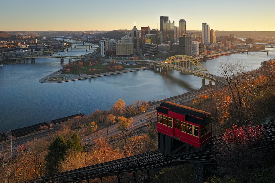 纽约到匹兹堡 Pittsburgh 包车：大学接送、商务出行与多日城市游｜Downtown Pittsburgh from Duquesne Incline in the morning