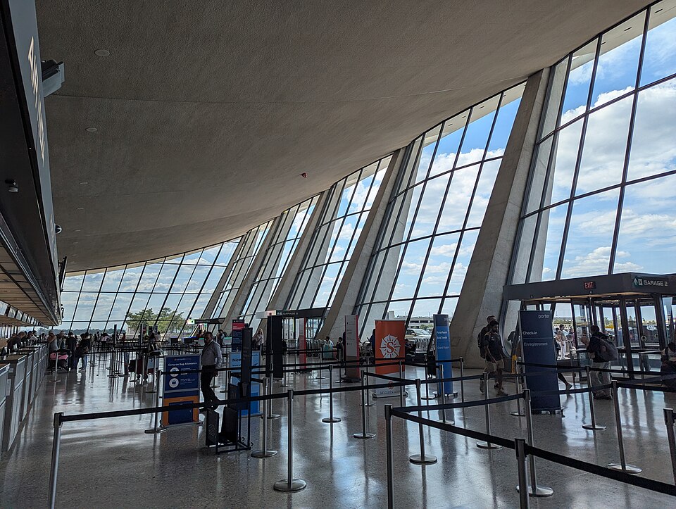 华盛顿杜勒斯机场到市区接送攻略：IAD到华盛顿交通方式全解析｜Dulles Airport terminal windows