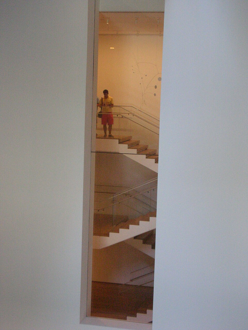 纽约下雨带孩子怎么玩？室内景点与交通调整全攻略｜Interior staircase, Museum of Modern Art, New York City (July 2010)