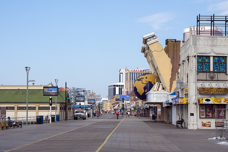 纽约到大西洋城 Atlantic City 包车：海边酒店、木板步道与会展接送｜A view of the boardwalk in Atlantic City