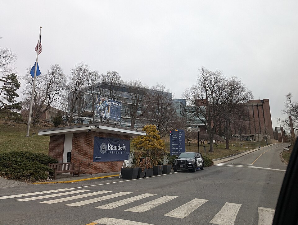 布兰迪斯大学访校怎么约车？Waltham家庭路线｜Brandeis University entrance booth and police car