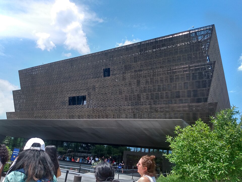 华盛顿非裔历史博物馆怎么预约？免费票、亲子取舍与接送｜National Museum of African American History and Culture building