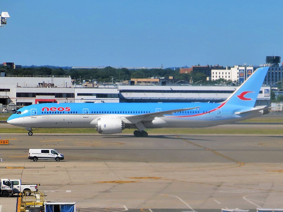 JFK机场到曼哈顿交通攻略：出租车、Uber与私人接送比较｜Neos Boeing 787-9 Dreamliner EI-NEO taxiing at John F Kennedy International Airport