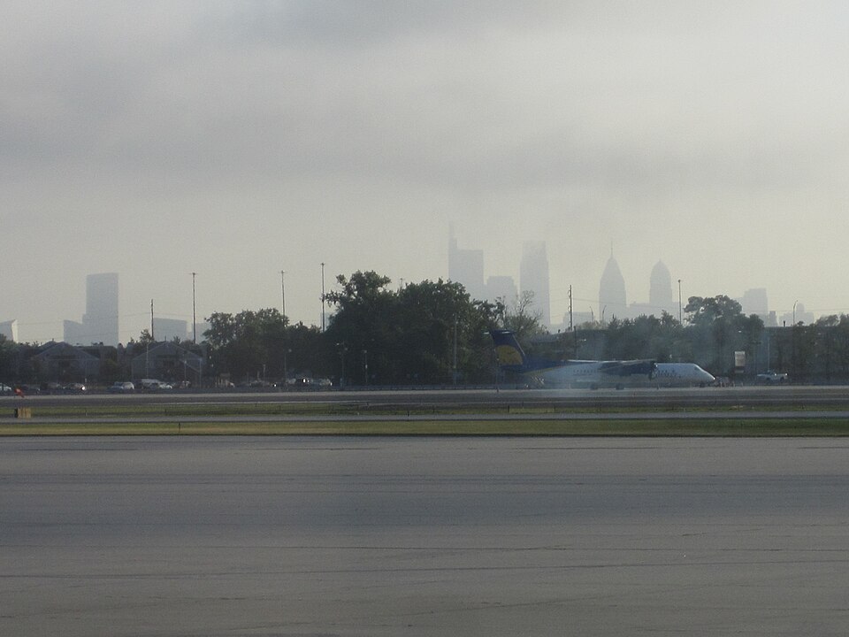 费城机场到市中心接送指南:SEPTA、出租车与预约车怎么选|Philadelphia Skyline seen from PHL