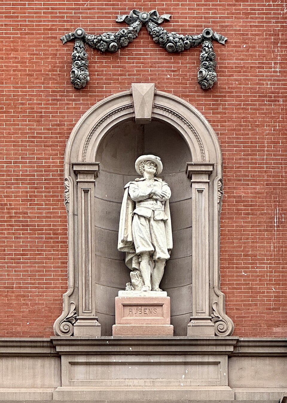 华盛顿伦威克美术馆还开放吗？亲子看展与替代安排｜Peter Paul Rubens sculpture on the Renwick Gallery exterior