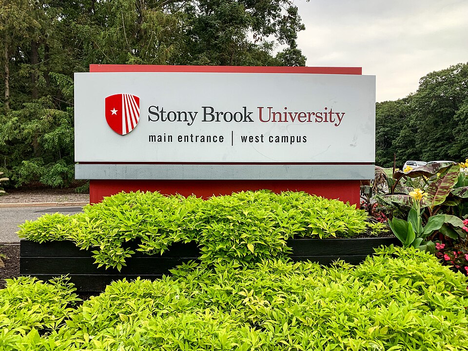石溪大学访校怎么安排？长岛校区与机场行李｜Stony Brook University Main Entrance West Campus sign