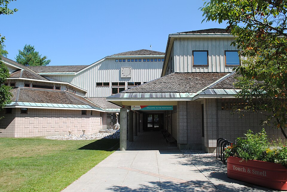 佛蒙特Montshire博物馆怎么玩?科学自然与亲子路线|Entrance to the Montshire Museum of Science in Norwich, Vermont, USA