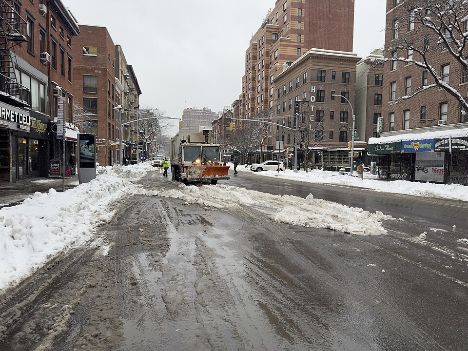 美东冬季遇到雪怎么办？行程调整、航班与用车确认｜New York City Sanitation snow plow clearing sidewalk on 8th and 23rd Street