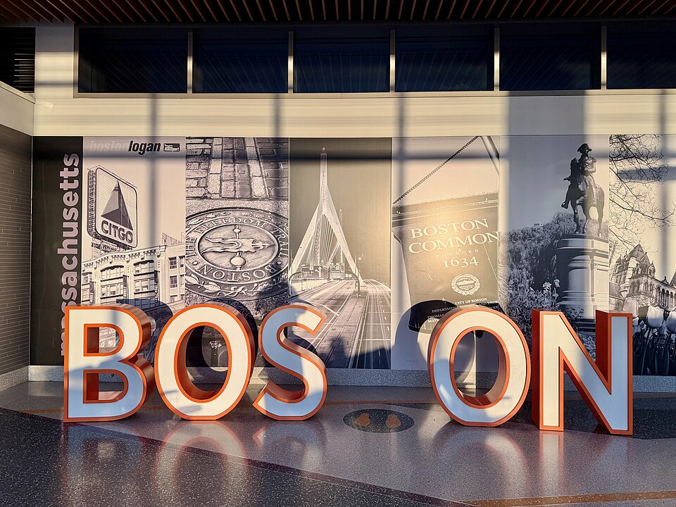 波士顿机场到伍斯特怎么安排？探亲、行李与跨城接送｜BOSTON sign located inside Boston Logan International Airport (BOS)