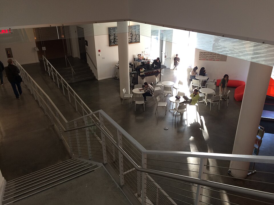 布朗克斯艺术博物馆现在开放吗？布展日期与行程调整｜2016-10-15-BronxMuseum-Stairs-Cafe