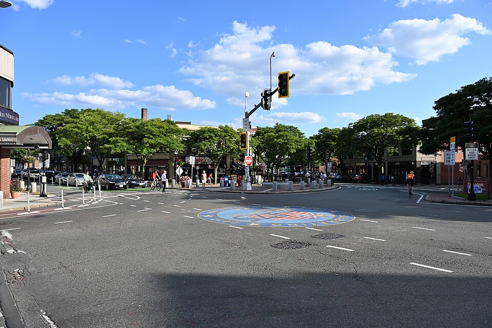 Somerville和Davis Square怎么逛？访校家庭短日｜Davis Square intersection