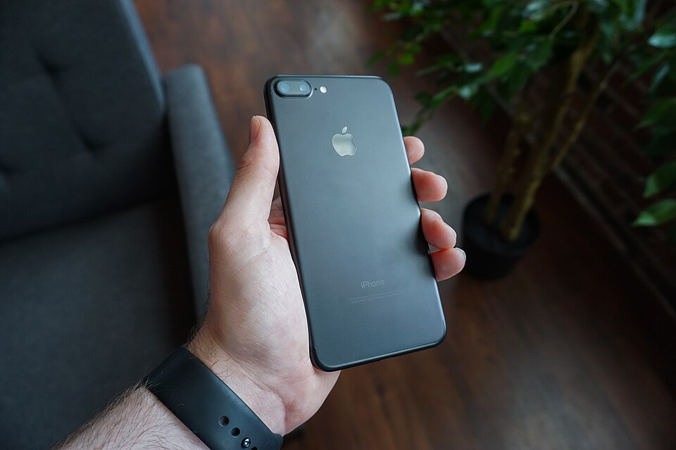 纽约游览时家人走散怎么办？集合点、手机与接送备用｜Black smartphone in hand (Unsplash)