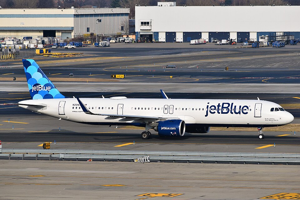 JFK机场接机多少钱？2026年交通费用与预订指南｜JetBlue Airways Airbus A321-271NX N2016J taxiing at JFK Airport
