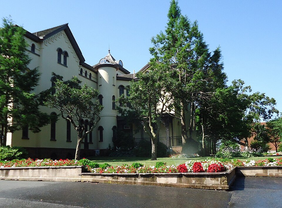 罗格斯大学访校怎么约接送？校区、楼栋与行程核对｜Plants being watered Rutgers University College Ave campus New Brunswick NJ