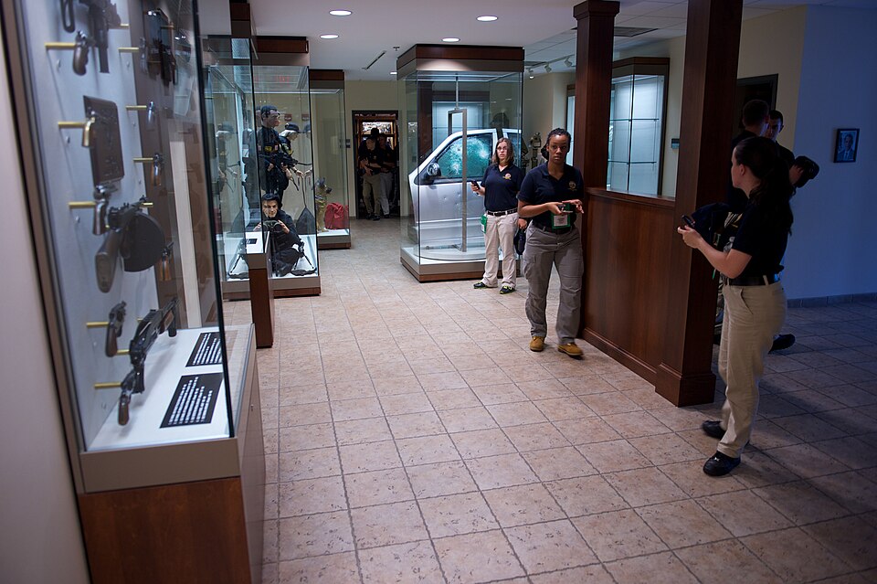 华盛顿执法博物馆适合谁？内容、语言与家庭选择｜Weapons in museum law enforcement explorer tour