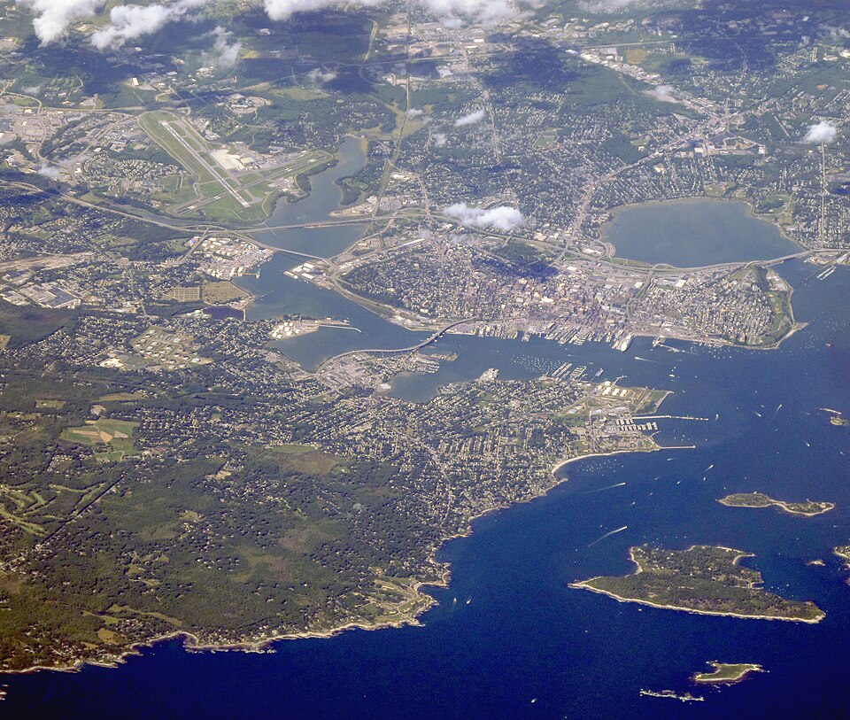 波士顿去缅因波特兰值得吗？海港与家庭过夜取舍｜Portland, Maine, aerial photograph