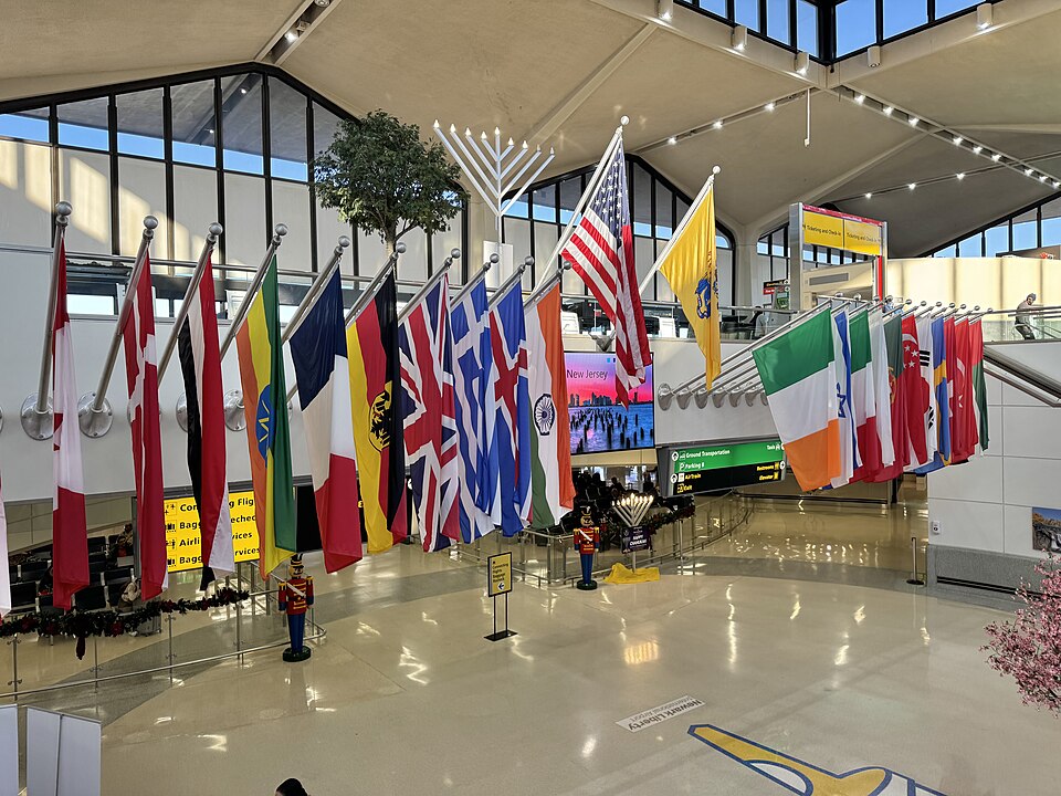 纽瓦克机场到Morristown怎么走？探亲与酒店接送｜Flags of countries served from Newark Liberty International Airport - Terminal B