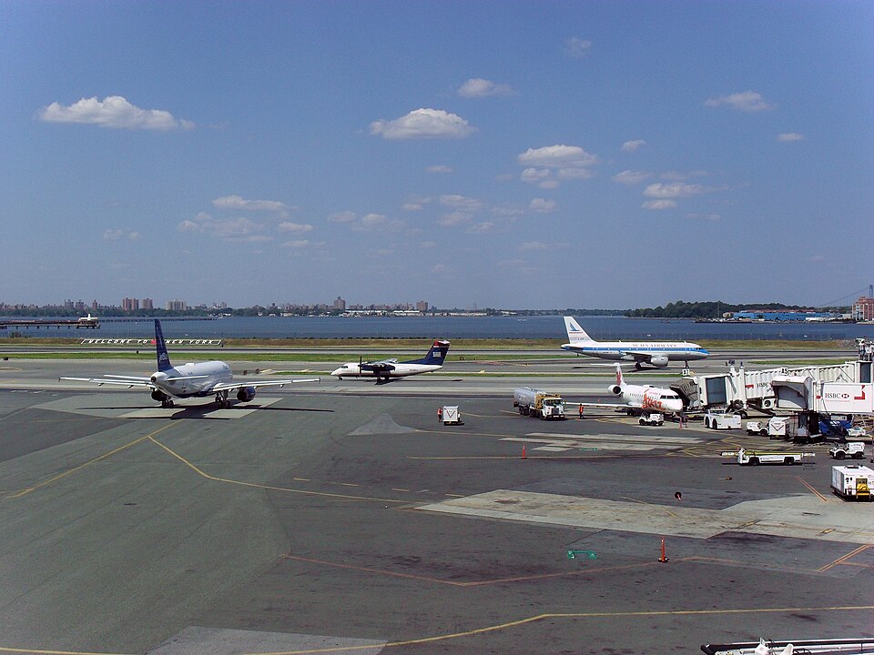 拉瓜迪亚机场到布鲁克林交通指南｜LaGuardia Airport - Piedmont - US Airways - JetBlue - Air Canada Jazz