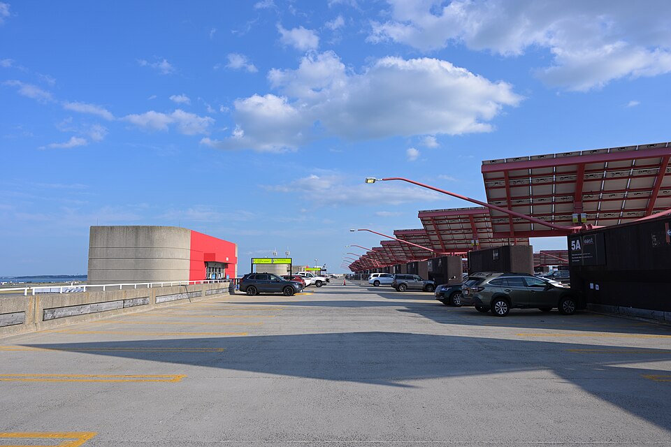 波士顿机场到Framingham怎么安排？探亲与行李交通｜Boston Logan Airport Terminal B parking garage roof July 2026