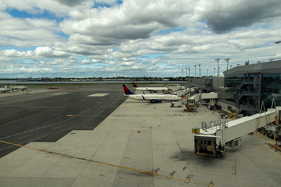 从纽约市区前往拉瓜迪亚机场，哪种交通方式适合你？｜Delta Airbus A321 LaGuardia Airport May 2026