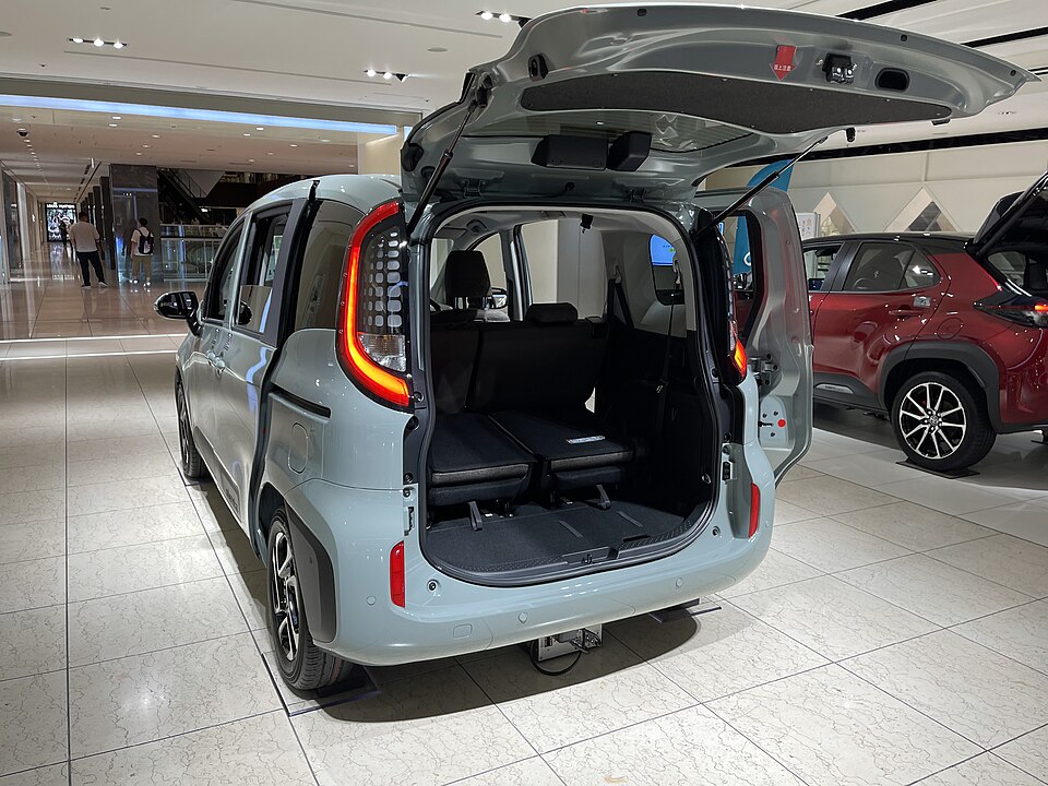 纽约机场接送选什么车型？4人、6人及多人行李指南｜The rearview of Toyota Sienta HYBRID Z 2WD・7-Seater (6AA-MXPL10G-MWXUB) with her trunk open
