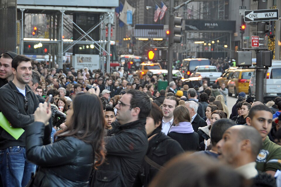 美东购物后要先回酒店吗？新增行李与晚餐交通衔接｜Black Friday at the Apple Store on Fifth Avenue, New York City, 2011