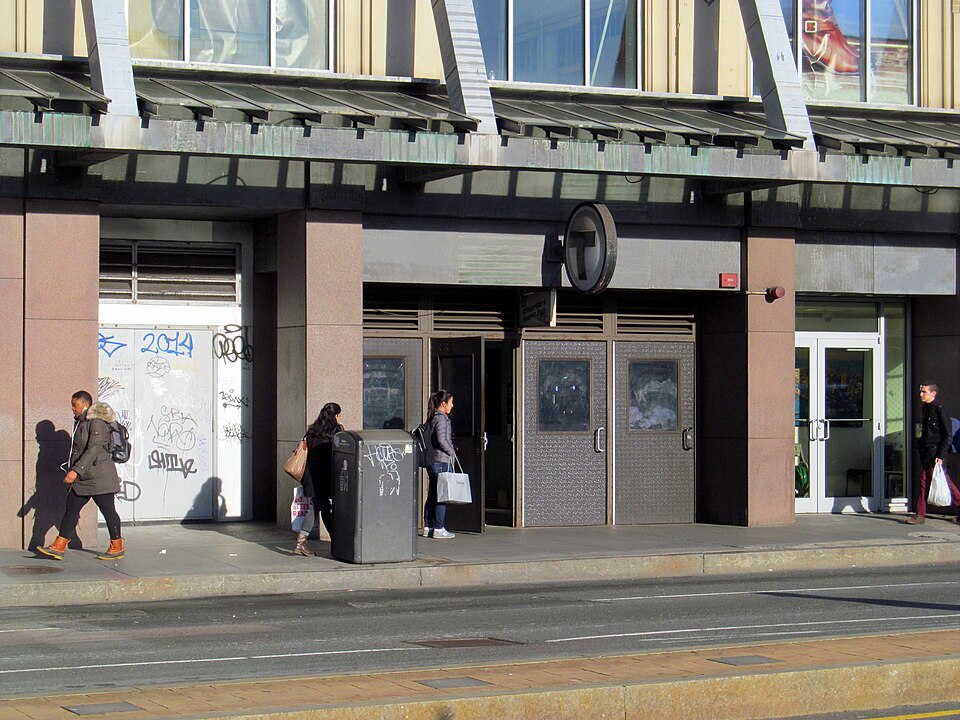 波士顿Hynes参展怎么接送?Back Bay与会合地址|Main entrance to Hynes Convention Center station, March 2016