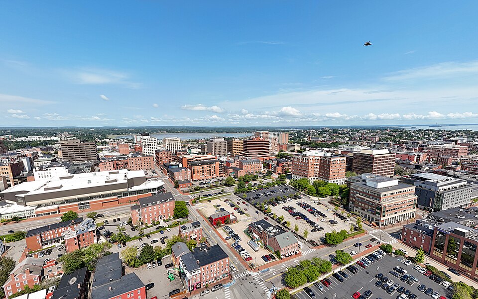 纽约到波特兰（缅因州） Portland, Maine 包车：Old Port、海边住宿与缅因州短假｜Portland, Maine skyline aerial view