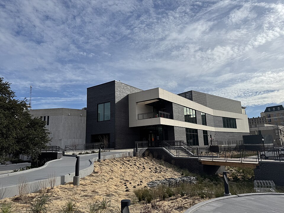 弗吉尼亚克莱斯勒艺术博物馆怎么逛？诺福克看展与家庭路线｜Perry Glass Studio exterior