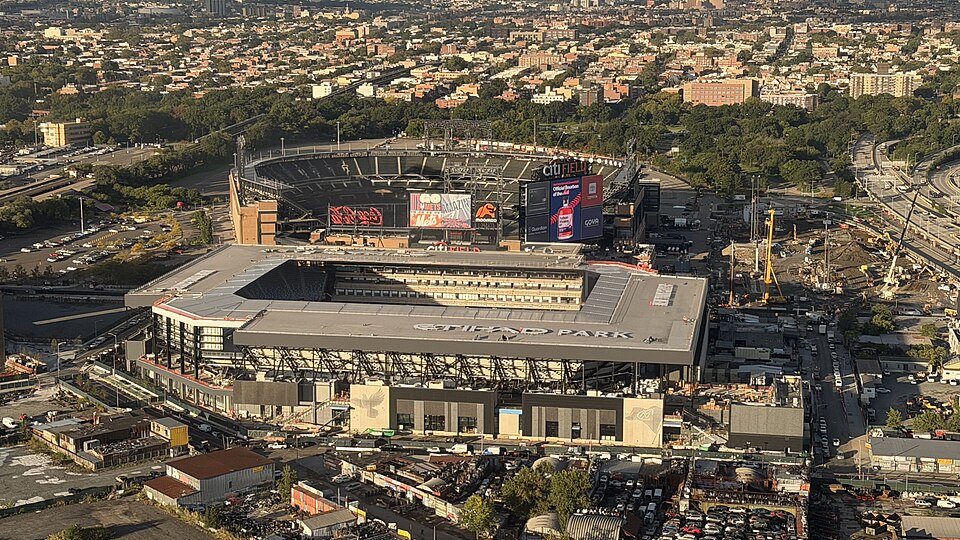 纽约Citi Field看球怎么安排？亲子行李与返程｜Etihad Park and Citi Field aerial view in September 2026