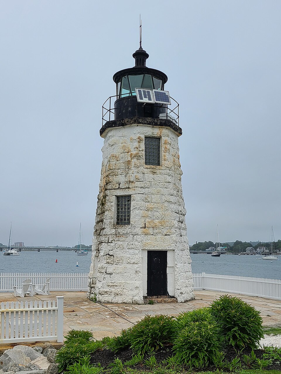 纽约到纽波特 Newport, Rhode Island 包车：海滨住宿、豪宅参观与多日短假｜Newport Harbor Light on Goat Island