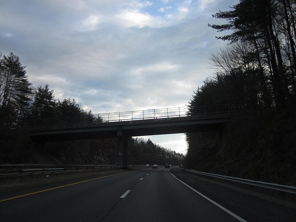 波士顿到纽约私人接送：单程包车与往返交通比较｜Interstate 90 - Massachusetts