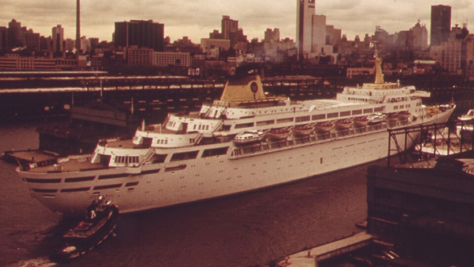 纽约邮轮码头接送指南：曼哈顿与布鲁克林码头交通｜CRUISE SHIP OCEANIC IN DOCK AT NEW YORK HARBOR - NARA - 548403 (cropped)