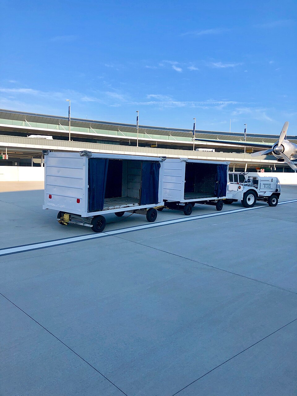 美国落地行李没到怎么办?航司申报与接送等待边界|Baggage Transportation Vehicle, TWA Hotel, John F. Kennedy International Airport, Jamaica, Queens, New York City, NY (48589143816)