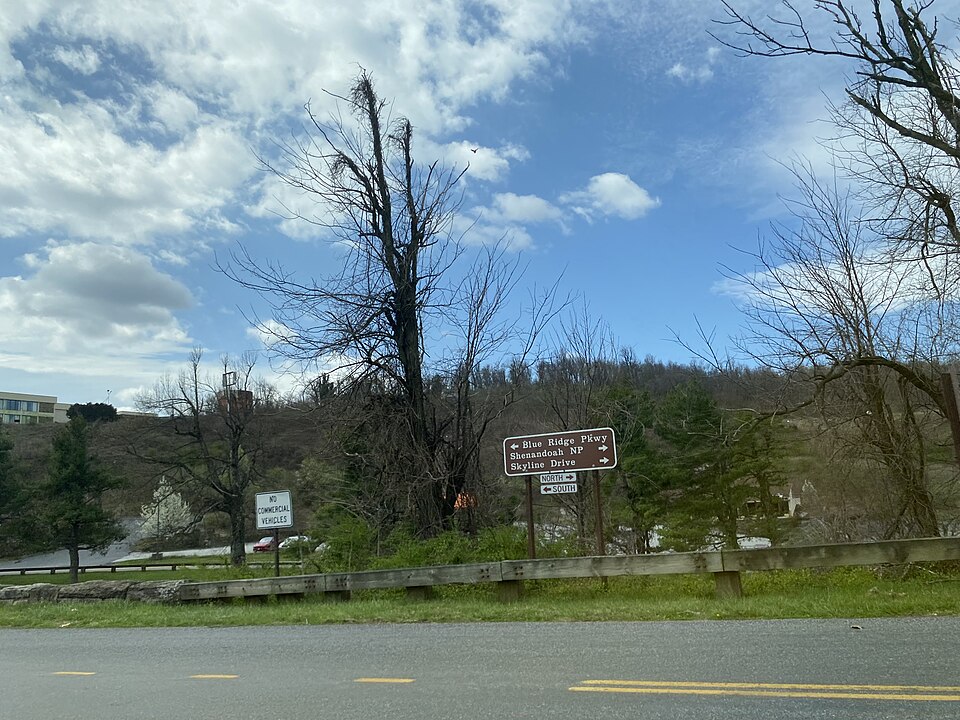 华盛顿、仙纳度与费城怎么串联？山路天与城市天分开｜Skyline drive blue ridge parkway sign