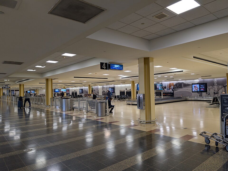 美东八大机场接送怎么选?纽约、波士顿、费城与华盛顿攻略|Baggage Claim 4 DCA National Airport 2025-10-22 13-00-17 1