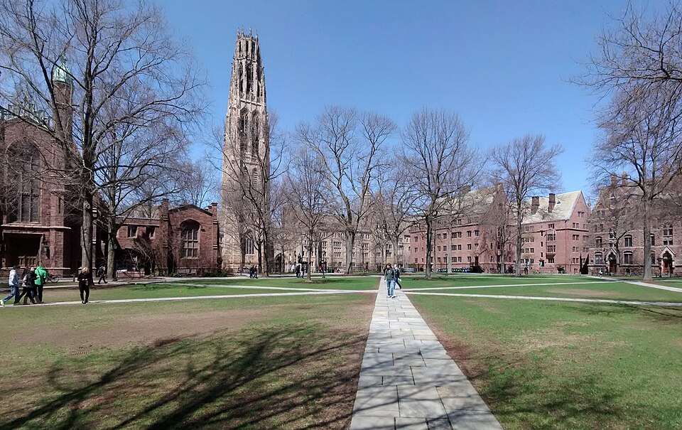 纽约到耶鲁大学包车：New Haven交通指南｜2014-04-17-Yale-Old-Campus-Courtyard-Harkness-Tower
