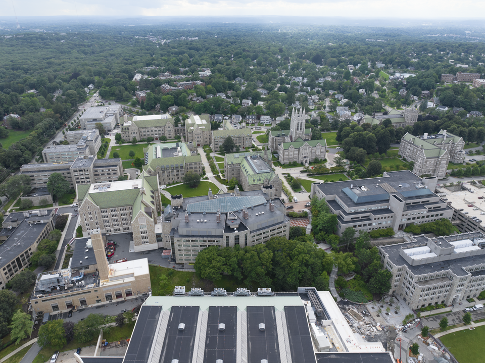 波士顿学院访校怎么去？Chestnut Hill与家庭交通｜Boston College campus aerial from above (Quintin Soloviev)