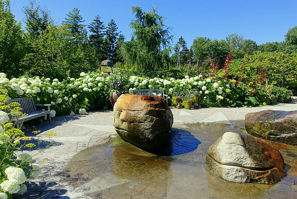 缅因海岸植物园怎么玩？季节、园区与老人路线｜Children's Garden fountain - Coastal Maine Botanical Gardens - DSC03256