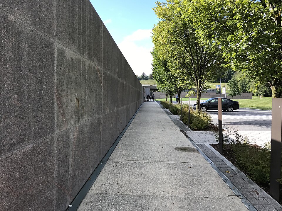马萨诸塞Clark艺术博物馆怎么逛？家庭看展与花园｜Wall leading to entrance of the Clark Art Institute, Williamstown MA