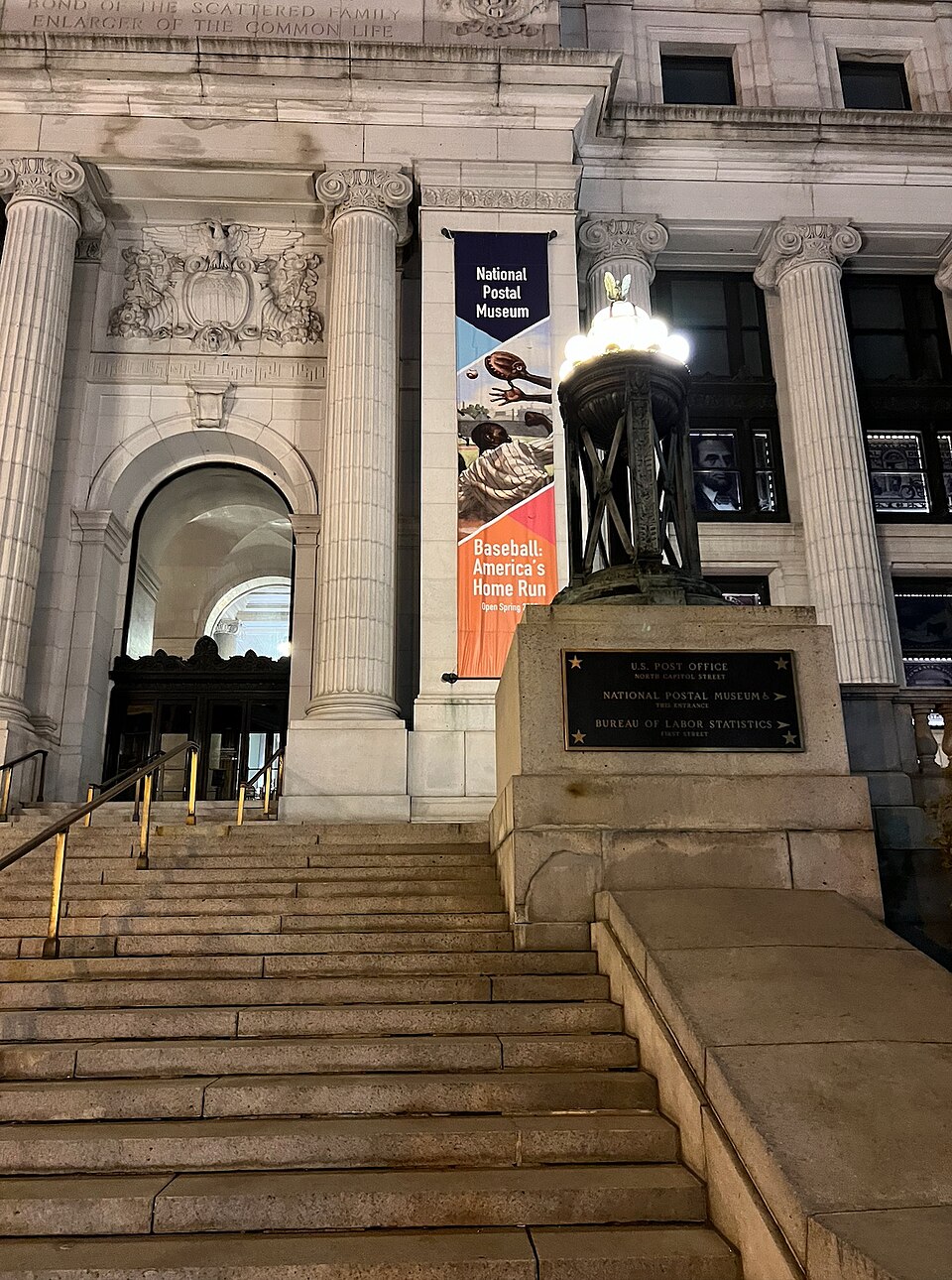 华盛顿国家邮政博物馆怎么玩？邮票、孩子与火车衔接｜National Postal Museum at night