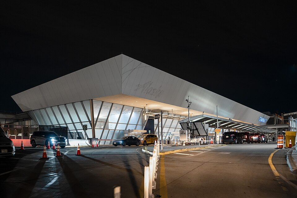 JFK机场凌晨抵达怎么办？深夜接机交通安排｜Exterior of Terminal 7, JFK