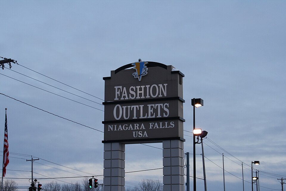 尼亚加拉奥莱值得去吗？购物清单与瀑布行程衔接｜Niagra Falls Factory Outlet Mall