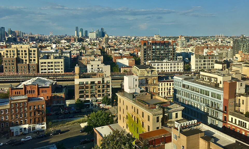 纽约Williamsburg怎么安排？街区购物与亲子休息｜North Williamsburg, Greenpoint, and Long Island City skylines as seen from building at 424 Bedford Avenue, Williamsburg, Brooklyn - 20200906