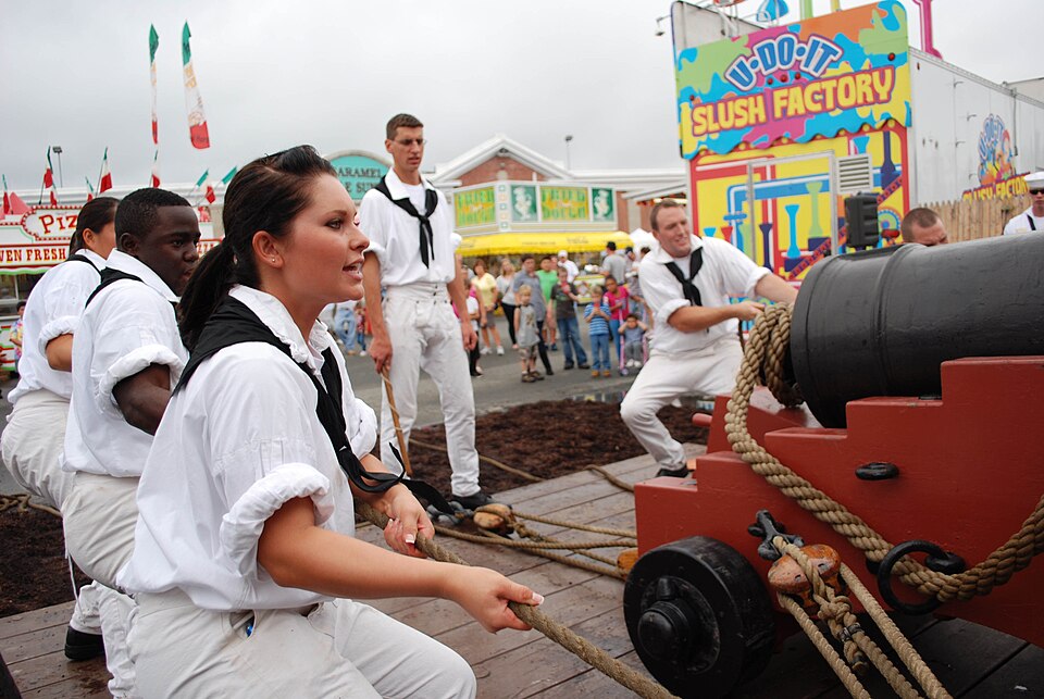 The Big E什么时候举办？2026展期、亲子活动与散场交通｜US Navy 110924-N-AU127-363 Sailors assigned to USS Constitution perform War of 1812-era gun drills at Eastern States Exposition, known as