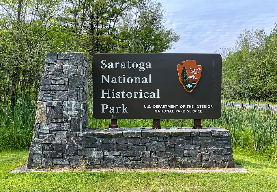 萨拉托加战场怎么逛？驾车节点与父母短步行｜Saratoga National Historical Park entrance sign, New York