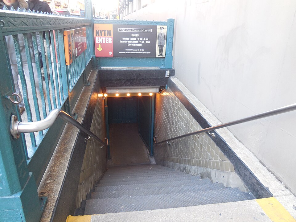 纽约交通博物馆怎么玩？地铁迷、孩子与入馆交通｜Entrance to the New York Transit Musuem, February 2016